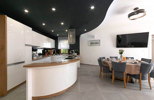 Nova Vas Villa | Private Villa with private pool, WIFI, A/C, hot tub, TV, terrace, pets allowed, panoramic view