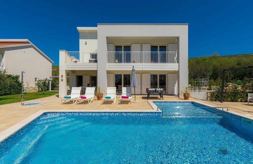 Diminici Villa | Private Villa with WIFI, A/C, private pool, hot tub, TV, terrace, pets allowed, panoramic view