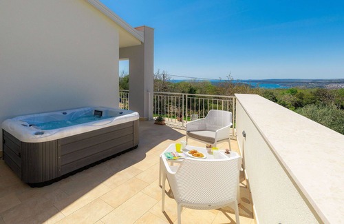 Diminici Villa | Private Villa with WIFI, A/C, private pool, hot tub, TV, terrace, pets allowed, panoramic view