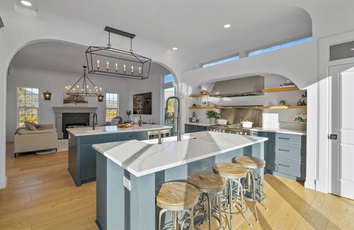 Jacksonville House | Private vineyard sanctuary for 6. Savor coffee at sunrise in the backyard oasis, soak in the hot tub under starry skies, and enjoy this elegant spacious retreat with mountain views, minutes from Historic Jacksonville and Applegate’s wine country.