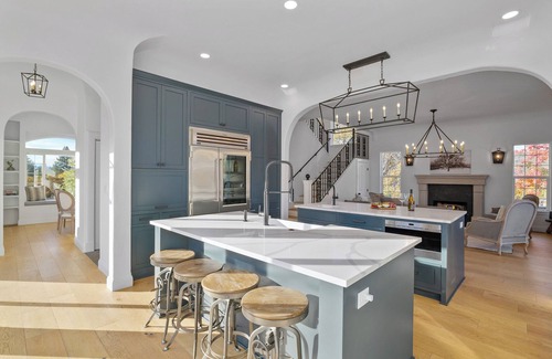 Jacksonville House | Private vineyard sanctuary for 6. Savor coffee at sunrise in the backyard oasis, soak in the hot tub under starry skies, and enjoy this elegant spacious retreat with mountain views, minutes from Historic Jacksonville and Applegate’s wine country.