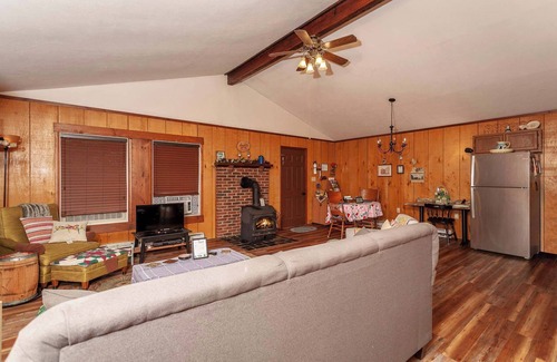Luray Cabin | Private w Screened Porch, Deck & Pet-Friendly!