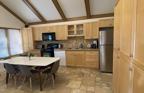 Wasaga Beach House | Private Wasaga Retreat Just 1.5min Walk To Beach!