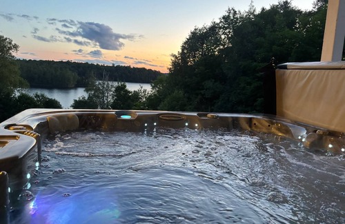 Nominingue House | Private Waterfront SPA Perfect Sunsets Clean Lake