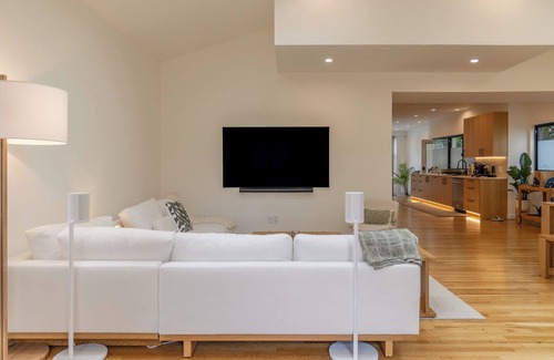 Venice House | Private wellness home with pool, sauna, & cold plunge - in the center of Venice.