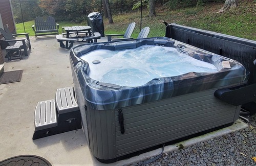 Jefferson Township Cottage | Private Year Round Getaway--Close to Ski Resorts, Fallingwater--with Hot Tub!