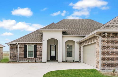 Lake Charles House | Professional Long-Stay Focus: "Comfortable Mid-Term Retreat | Fast WiFi | Monthly Discounts