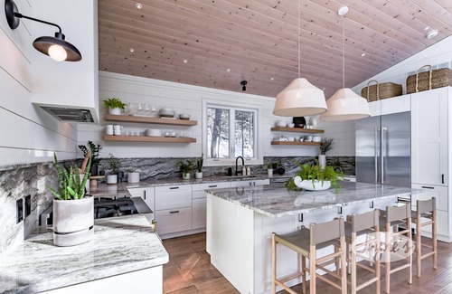 Muskoka Lakes Cottage | Professionally styled luxurious 4 bdrm 3 bath cottage on Lake Joe!
