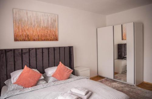 Hradec Kralove Apartment | Prostorný byt v centru u řeky, 2 ložnice, balkón