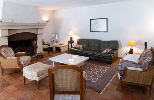 Courthezon House | Provencal farmhouse in the countryside. Wooded and enclosed park with swimming pool, not overlooked.