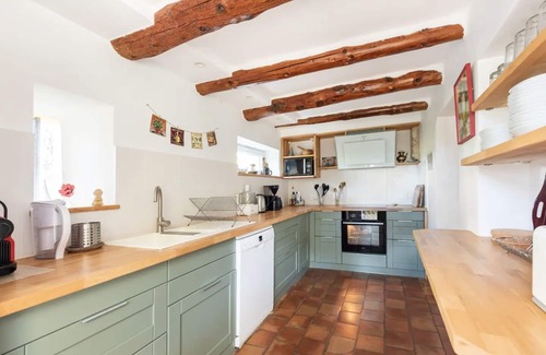 Cadenet House | Provencal house with large garden and swimming pool.