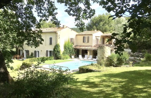 Cadenet House | Provencal house with large garden and swimming pool.
