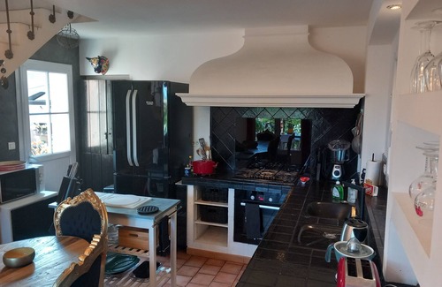 Chateaurenard Villa | Provencal villa with swimming pool, pool table and table tennis.
