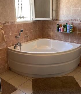 Monteux Villa | PROVENCE, MAISON SPACIEUSE et CONFORTABLE CLOSE TO SPIROU , WAVE ISLAND