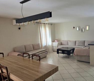 Monteux Villa | PROVENCE, MAISON SPACIEUSE et CONFORTABLE CLOSE TO SPIROU , WAVE ISLAND