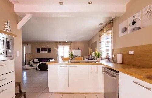 Montady Villa | Providence 8 pers private Jacuzzi, private pool, 15 minutes from the sea