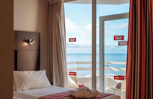 Sao Martinho Hotel | Proximity At Its Best! Swimming Pool, Parking, Sea View, and Kitchenette