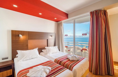 Sao Martinho Hotel | Proximity At Its Best! Swimming Pool, Parking, Sea View, and Kitchenette