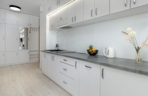 Jastrzebia Gora Apartment | Przestronny Apartament z Balkonem i Parkingiem Blisko Morza by Noclegi Renters