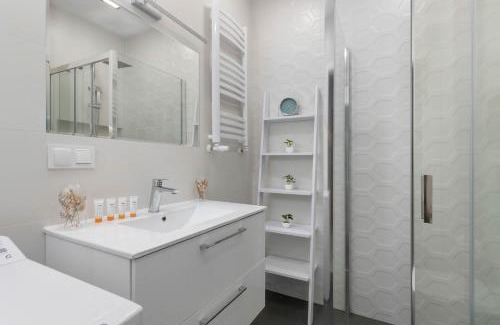 Jastrzebia Gora Apartment | Przestronny Apartament z Balkonem i Parkingiem Blisko Morza by Noclegi Renters
