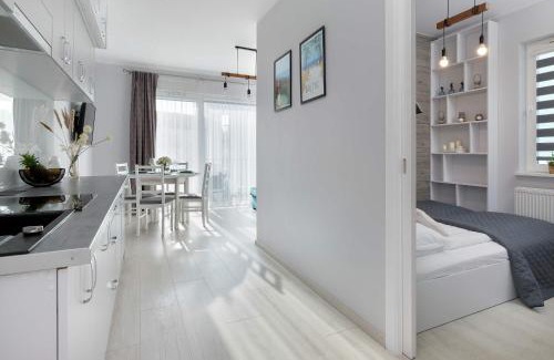 Jastrzebia Gora Apartment | Przestronny Apartament z Balkonem i Parkingiem Blisko Morza by Noclegi Renters