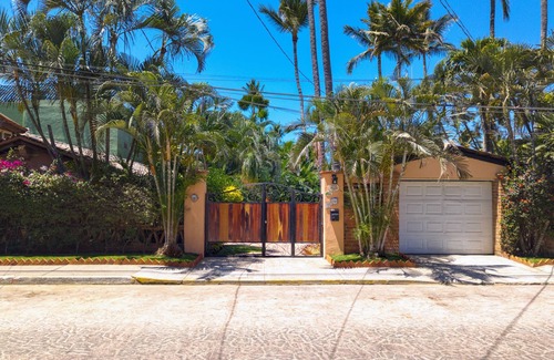 Bucerias House | Psarita: Poolside bungalow in a beachfront garden