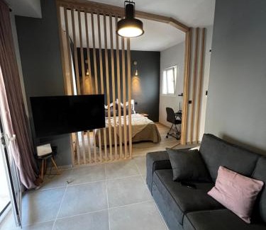 Kallithea Apartment | PSH -Stylish Quiet Top Floor Apt- Near Acropolis