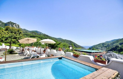 Pucara Villa | Pucara Villa Sleeps 3 with Pool and Air Con