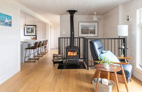 Queens House | Puddin’ Pan - Ocean Front Cottage w Beach Access