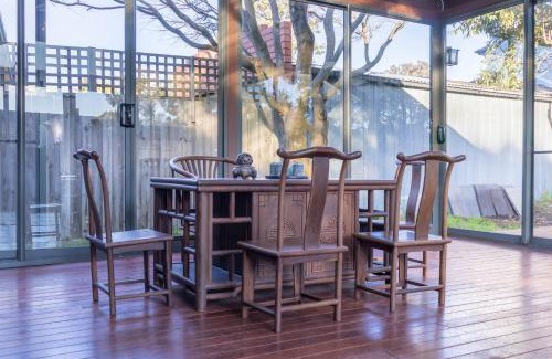 Glen Waverley House | Puddings Tranquil Sunroom Retreat in Glen Waverley