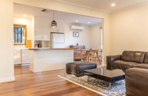 Glen Waverley House | Puddings Tranquil Sunroom Retreat in Glen Waverley