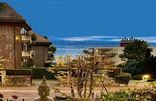 Pully Apartment | PULLY LAUSANNE sunny apartment on lakeside street and direct bus to Lausanne train station