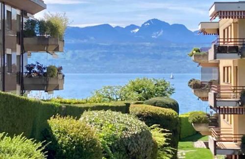 Pully Apartment | PULLY LAUSANNE sunny apartment on lakeside street and direct bus to Lausanne train station