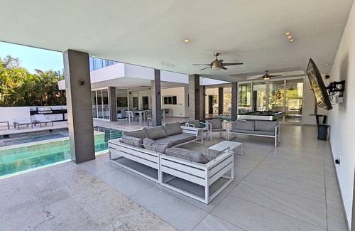 Bavaro Villa | Punta Cana Bachelor Party 6 BR Luxury Villa