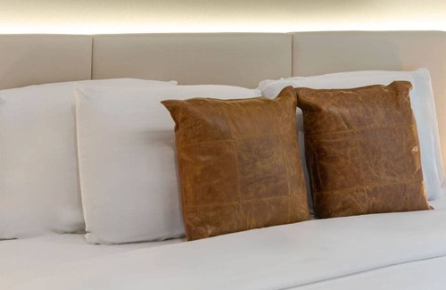 Gay Village Hotel | Pure King – Berri-UQAM Escape