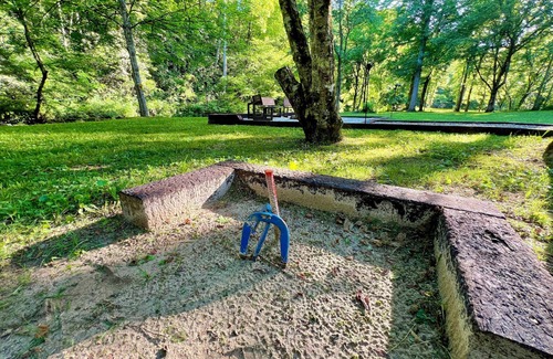 Sevierville Cabin | Pure & Simple 3 Bedroom Cabin by RedAwning