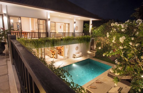 Batu Bolong House | Puri Temple; fully serviced 3 Bedroom Villa, Central Canggu. Close to the beach.