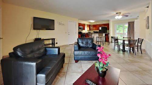 Put-in-Bay House | Put-in-Bay Poolview Condo #7
