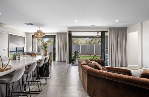 Yarrawonga House | Putters Retreat short stroll to the Sebel , Black bull Golf course and Lake Mulwala