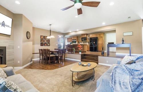Branson House | Pvt Outdoor Pool, HotTub & Yard! Near Branson Shows, Games & Ball Fields - Free Daily Tickets!