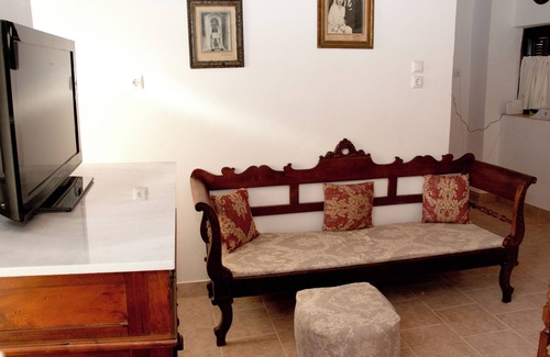 Kardamyli Apartment | Pyrgos Fassea Kardamyli Tower: A Luxury historical towerhouse.