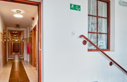 Nowy Dwor Mazowiecki Hostel | Quadrans Hostel and Caffee na dworcu kolejowym Modlin 7 min jazdy lotniskowym autobusem wahadłowym
