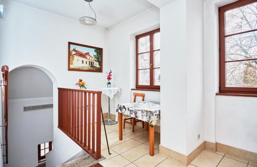 Nowy Dwor Mazowiecki Hostel | Quadrans Hostel and Caffee na dworcu kolejowym Modlin 7 min jazdy lotniskowym autobusem wahadłowym