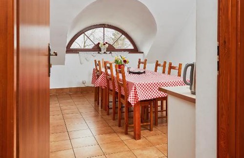 Nowy Dwor Mazowiecki Hostel | Quadrans Hostel and Caffee na dworcu kolejowym Modlin 7 min jazdy lotniskowym autobusem wahadłowym
