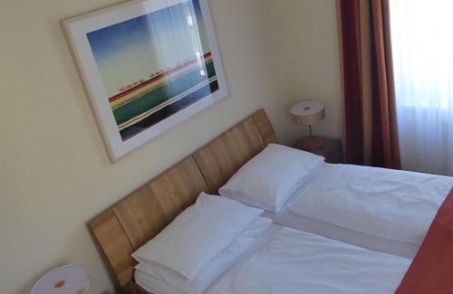 Elisabeth-Vorstadt Bed & Breakfast | Quadruple room with shower, toilet - Adlerhof, pension
