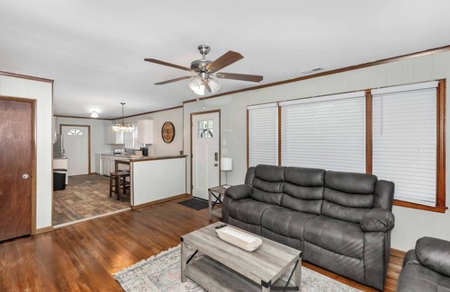 Huntsville House | Quaint 2 Bedroom with an Office