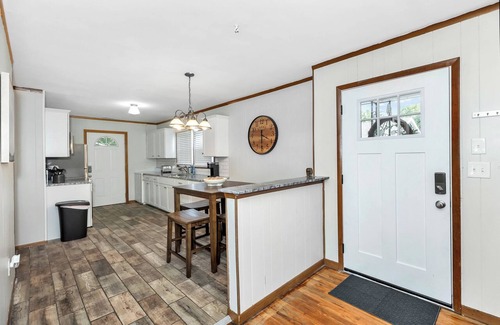 Huntsville House | Quaint 2 Bedroom with an Office