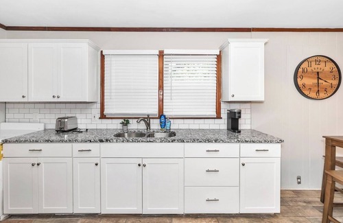Huntsville House | Quaint 2 Bedroom with an Office