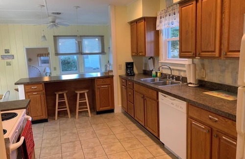 Country Club Estates Cottage | Quaint 4BR Beach Cottage w/Screened Porch – Walk to Beach & Shops!