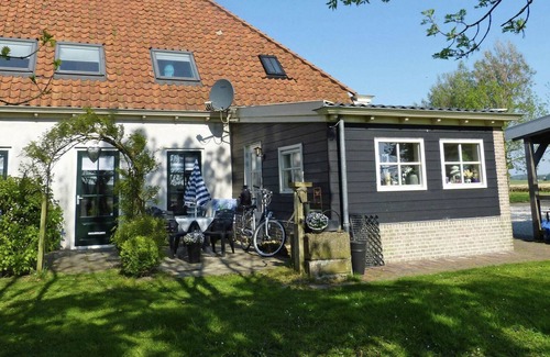 Egmond aan den Hoef Apartment | Quaint Apartment in Egmond aan den Hoef near the Sea